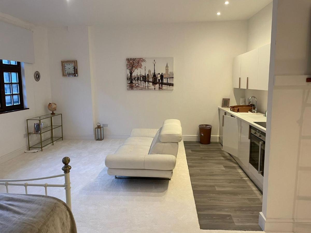 Lovely 1-Bedroom Loft Apartment Above Shop With Free Parking- Long Term Let Available Maldon Exterior foto