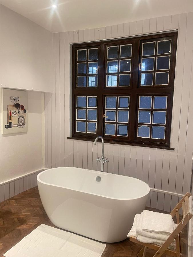 Lovely 1-Bedroom Loft Apartment Above Shop With Free Parking- Long Term Let Available Maldon Exterior foto